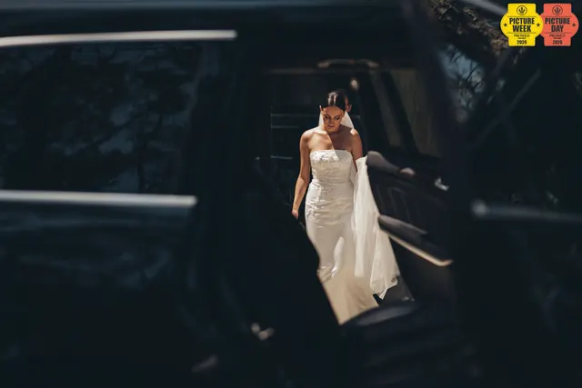 bride arriving lace dress car door wedding photography georgia — GOGA Photography