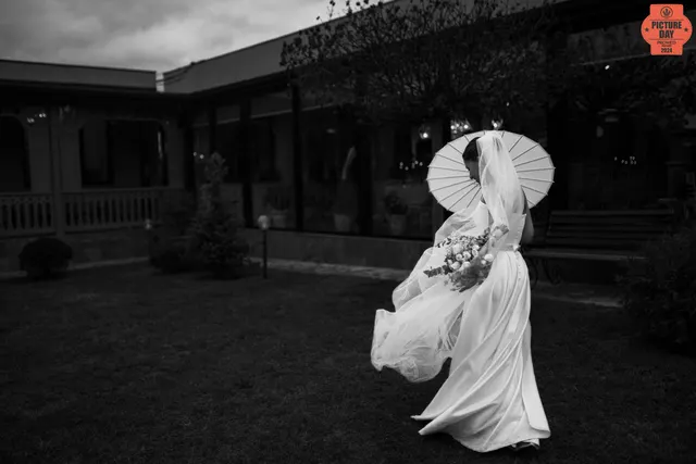 bride groom kiss car window rain intimate portrait georgia — GOGA Photography