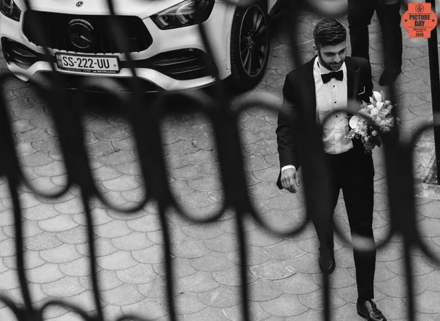 groom tuxedo bouquet iron gate street bw georgia — GOGA Photography
